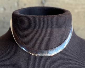 This lot features a vintage sterling silver choker with a total approx. weight of 35.74 grams.

