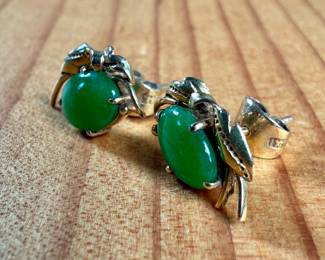 This lot features a pair of 14k gold earrings with chrysoprase and a total approx. weight of 1.40 grams.

