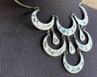 This lot features a vintage Alpaca silver cream inlay abalone scalloped necklace in wonderful condition measuring, 16”. This piece has a total approx. weight of 37.55 grams.

