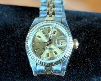 This lot features a 18k yellow gold and stainless datejust Rolex watch. This watch is accompanied with an appraisal and recent service records. This Rolex recently received an overhaul and new Rolex crystal. The watch runs very well and has a total approx. weight of 53.76 grams.

