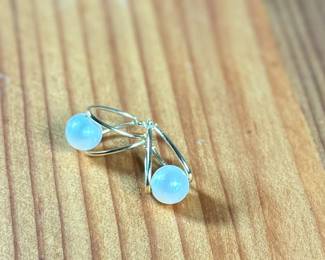 This lot features a pair of stunning 14k gold earrings with Akoya pearls and a total approx. weight of 2.39 grams.

