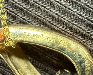 This lot features a stunning 14k gold diamond pendant with a total approx. weight of 4.5 grams. Accompanied with an appraisal, this pendant contains one (1) round full cut diamond with a SI 1 clarity, H – I color, and is .23 carat.

