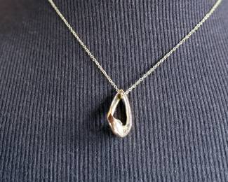 This lot features a stunning 14k gold diamond pendant with a total approx. weight of 4.5 grams. Accompanied with an appraisal, this pendant contains one (1) round full cut diamond with a SI 1 clarity, H – I color, and is .23 carat.

