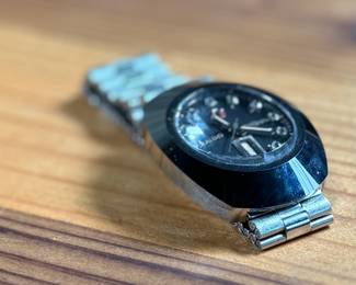 This lot features a vintage automatic steel & diamond watch by Rado Diastar. This watch appears to need servicing and is not currently in running condition.

