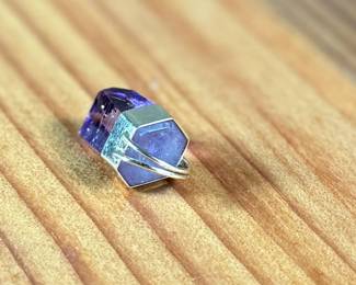 This lot features a 14k gold and amethyst pendant with a total approx. weight of 3.3 grams.

