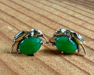 This lot features a pair of 14k gold earrings with chrysoprase and a total approx. weight of 1.40 grams.

