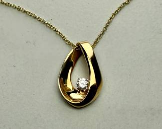 This lot features a stunning 14k gold diamond pendant with a total approx. weight of 4.5 grams. Accompanied with an appraisal, this pendant contains one (1) round full cut diamond with a SI 1 clarity, H – I color, and is .23 carat.

