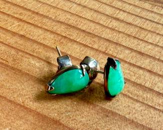 This lot features a pair of beautiful 14k gold and jade earrings with a total approx. weight of 2.20 grams.

