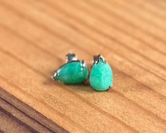 This lot features a pair of beautiful 14k gold and jade earrings with a total approx. weight of 2.20 grams.

