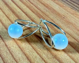 This lot features a pair of stunning 14k gold earrings with Akoya pearls and a total approx. weight of 2.39 grams.

