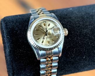 This lot features a 18k yellow gold and stainless datejust Rolex watch. This watch is accompanied with an appraisal and recent service records. This Rolex recently received an overhaul and new Rolex crystal. The watch runs very well and has a total approx. weight of 53.76 grams.

