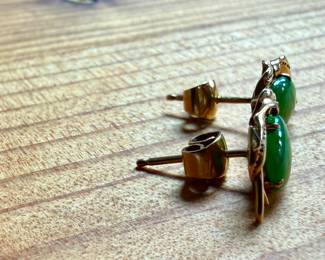 This lot features a pair of 14k gold earrings with chrysoprase and a total approx. weight of 1.40 grams.

