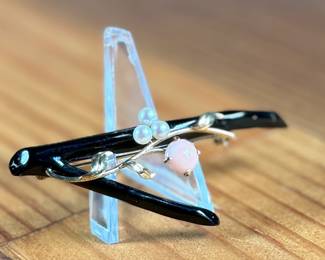 This lot features a stunning 14k gold brooch with black/pink coral and genuine pearls. This brooch measures 1” H x 2.5” W and has a total approx. weight of 4.14 grams.

