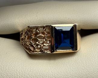 This lot features a mid-century men’s 10k gold ring with blue spinel in a size 11 with a total approx. weight of 6.59 grams.

