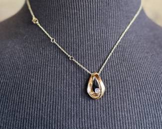 This lot features a stunning 14k gold diamond pendant with a total approx. weight of 4.5 grams. Accompanied with an appraisal, this pendant contains one (1) round full cut diamond with a SI 1 clarity, H – I color, and is .23 carat.

