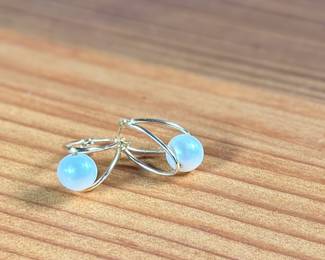 This lot features a pair of stunning 14k gold earrings with Akoya pearls and a total approx. weight of 2.39 grams.

