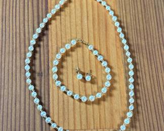 This lot features a beautiful vintage genuine diamond set with 14k gold beads & clasps. The necklace measures, 18” and the bracelet, 7”. The whole set has a total approx. weight of 20.61 grams.

