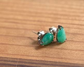 This lot features a pair of beautiful 14k gold and jade earrings with a total approx. weight of 2.20 grams.


