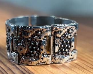 This lot features a brutalist style bracelet by designer Robert Larin, circa 1970s. This piece measures, 7” and is signed as shown in photos.

