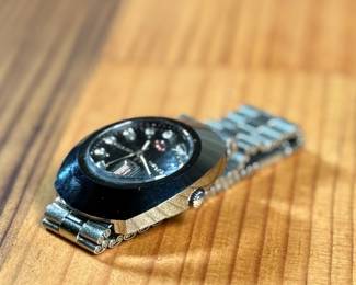 This lot features a vintage automatic steel & diamond watch by Rado Diastar. This watch appears to need servicing and is not currently in running condition.

