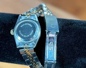 This lot features a 18k yellow gold and stainless datejust Rolex watch. This watch is accompanied with an appraisal and recent service records. This Rolex recently received an overhaul and new Rolex crystal. The watch runs very well and has a total approx. weight of 53.76 grams.

