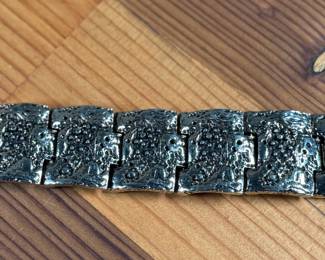 This lot features a brutalist style bracelet by designer Robert Larin, circa 1970s. This piece measures, 7” and is signed as shown in photos.

