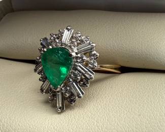 This lot features a vintage 18k gold ring with a pear shaped emerald and with genuine diamonds. This ring comes in a size 6 with a total approx. weight of 4.46 grams.

