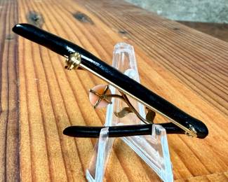 This lot features a stunning 14k gold brooch with black/pink coral and genuine pearls. This brooch measures 1” H x 2.5” W and has a total approx. weight of 4.14 grams.

