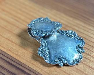 This lot features a sterling silver luggage tag by Foree that measures, 2.5” H x 1.75” W and has a total approx. weight of 30.52 grams.

