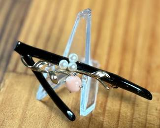 This lot features a stunning 14k gold brooch with black/pink coral and genuine pearls. This brooch measures 1” H x 2.5” W and has a total approx. weight of 4.14 grams.

