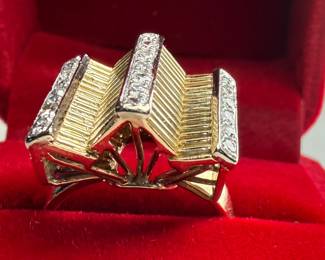This lot features a 14k gold ring with nineteen (19) round single cut diamonds in a size 7.25 and a total approx. weight of 8.4 grams. Accompanied with an appraisal as shown in photos.

