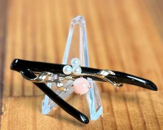 This lot features a stunning 14k gold brooch with black/pink coral and genuine pearls. This brooch measures 1” H x 2.5” W and has a total approx. weight of 4.14 grams.

