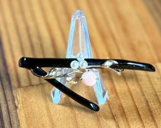 This lot features a stunning 14k gold brooch with black/pink coral and genuine pearls. This brooch measures 1” H x 2.5” W and has a total approx. weight of 4.14 grams.

