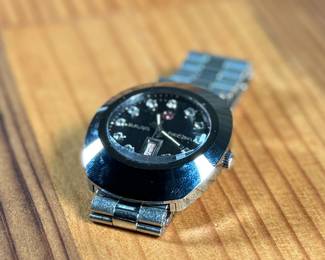 This lot features a vintage automatic steel & diamond watch by Rado Diastar. This watch appears to need servicing and is not currently in running condition.

