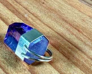 This lot features a 14k gold and amethyst pendant with a total approx. weight of 3.3 grams.

