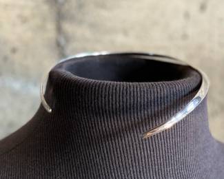 This lot features a vintage sterling silver choker with a total approx. weight of 35.74 grams.

