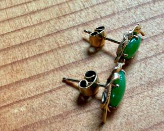 This lot features a pair of 14k gold earrings with chrysoprase and a total approx. weight of 1.40 grams.

