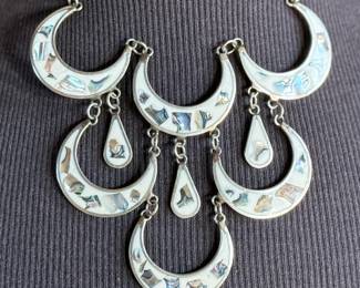 This lot features a vintage Alpaca silver cream inlay abalone scalloped necklace in wonderful condition measuring, 16”. This piece has a total approx. weight of 37.55 grams.

