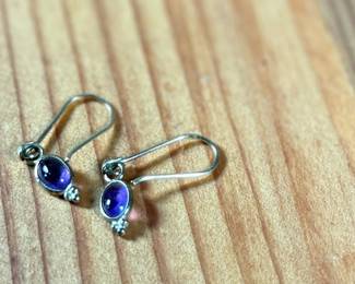 This lot features a pair of 14k gold amethyst earrings with a total approx. weight of 1.50 grams.


