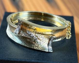 This lot features an incredible hand made 18k gold & diamond Art-Deco bangle bracelet with an integrated box clasp and safety chain. Accompanied with an appraisal from Reliant Gem Lab, this bracelet has a total approx. weight of 41.71 grams and .23 ct of thirteen (13) bead set single cut diamonds. 

