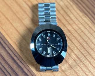 This lot features a vintage automatic steel & diamond watch by Rado Diastar. This watch appears to need servicing and is not currently in running condition.

