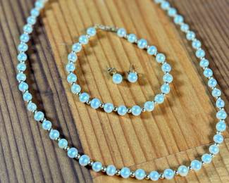 This lot features a beautiful vintage genuine diamond set with 14k gold beads & clasps. The necklace measures, 18” and the bracelet, 7”. The whole set has a total approx. weight of 20.61 grams.

