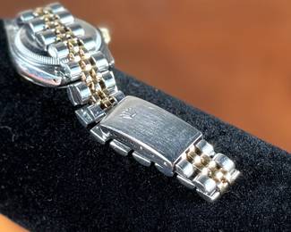 This lot features a 18k yellow gold and stainless datejust Rolex watch. This watch is accompanied with an appraisal and recent service records. This Rolex recently received an overhaul and new Rolex crystal. The watch runs very well and has a total approx. weight of 53.76 grams.

