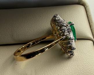 This lot features a vintage 18k gold ring with a pear shaped emerald and with genuine diamonds. This ring comes in a size 6 with a total approx. weight of 4.46 grams.

