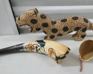 Souvenirs Wood Cat and Painted Horns
