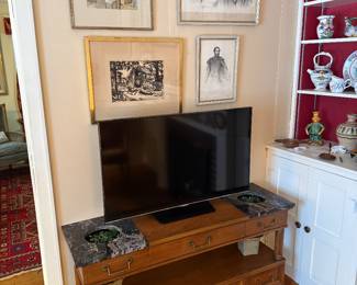 Family Room
Console with marble inserts
Tv