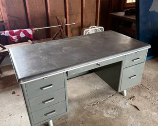 Garage
Metal desk