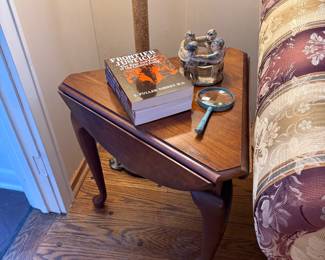 Family Room
Drop leaf stand