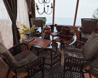 Porch
Rattan table & chairs (4)
Hanging candelabra 
