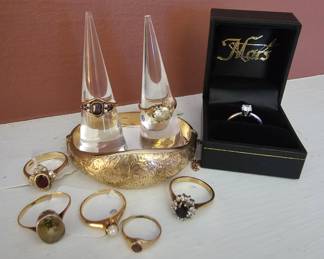 Case Table
Gold rings & bracelet 